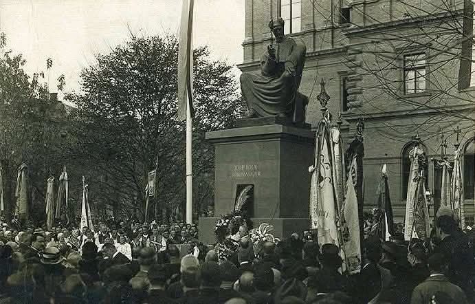 Akademički trg (današnji Trg Josipa Juraja Strossmayera) 1926. godine. Postavljanje spomenika Josipu Juraju Strossmayeru kipara Ivana Meštrovića,